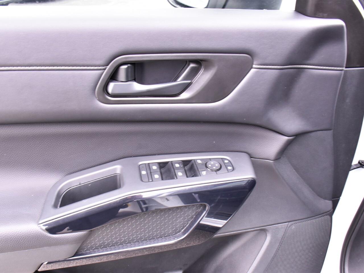 2025 Nissan Pathfinder SV AWD, APPLE CARPLAY, PANO ROOF, POWER TAILGATE Photo