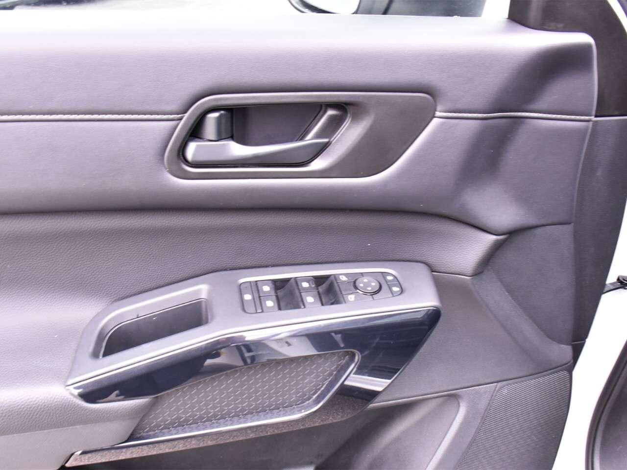 2025 Nissan Pathfinder SV AWD, APPLE CARPLAY, PANO ROOF, POWER TAILGATE Photo