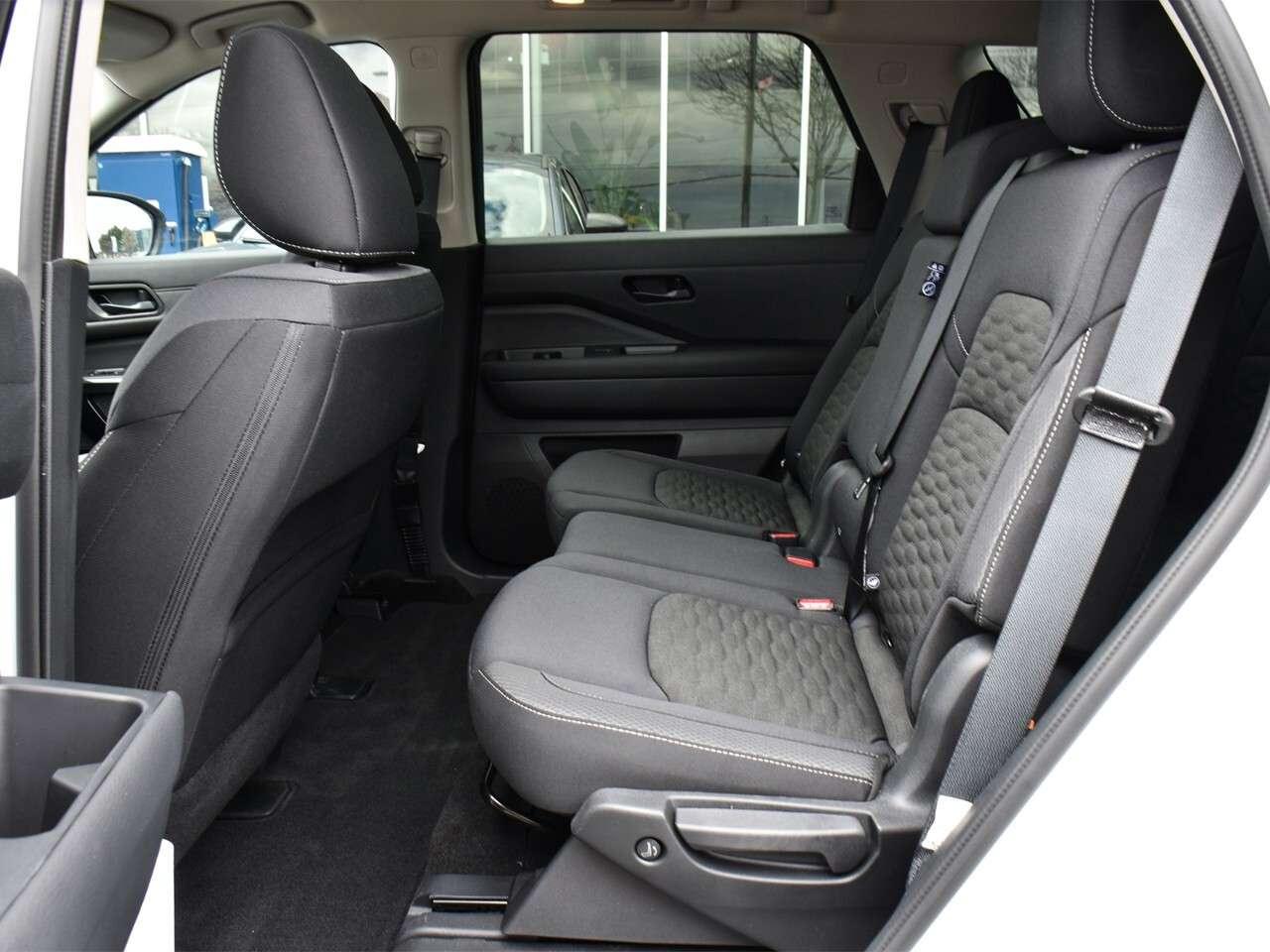 2025 Nissan Pathfinder SV AWD, APPLE CARPLAY, PANO ROOF, POWER TAILGATE Photo