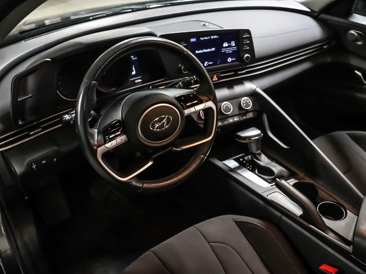 2023 Hyundai Elantra Preferred IVT Photo