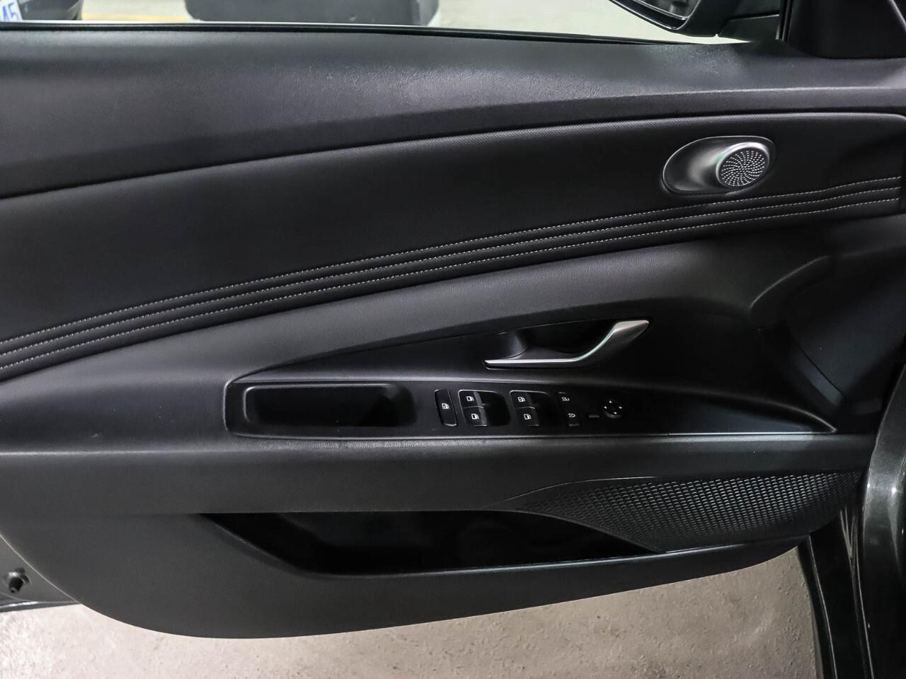 2023 Hyundai Elantra Preferred IVT Photo