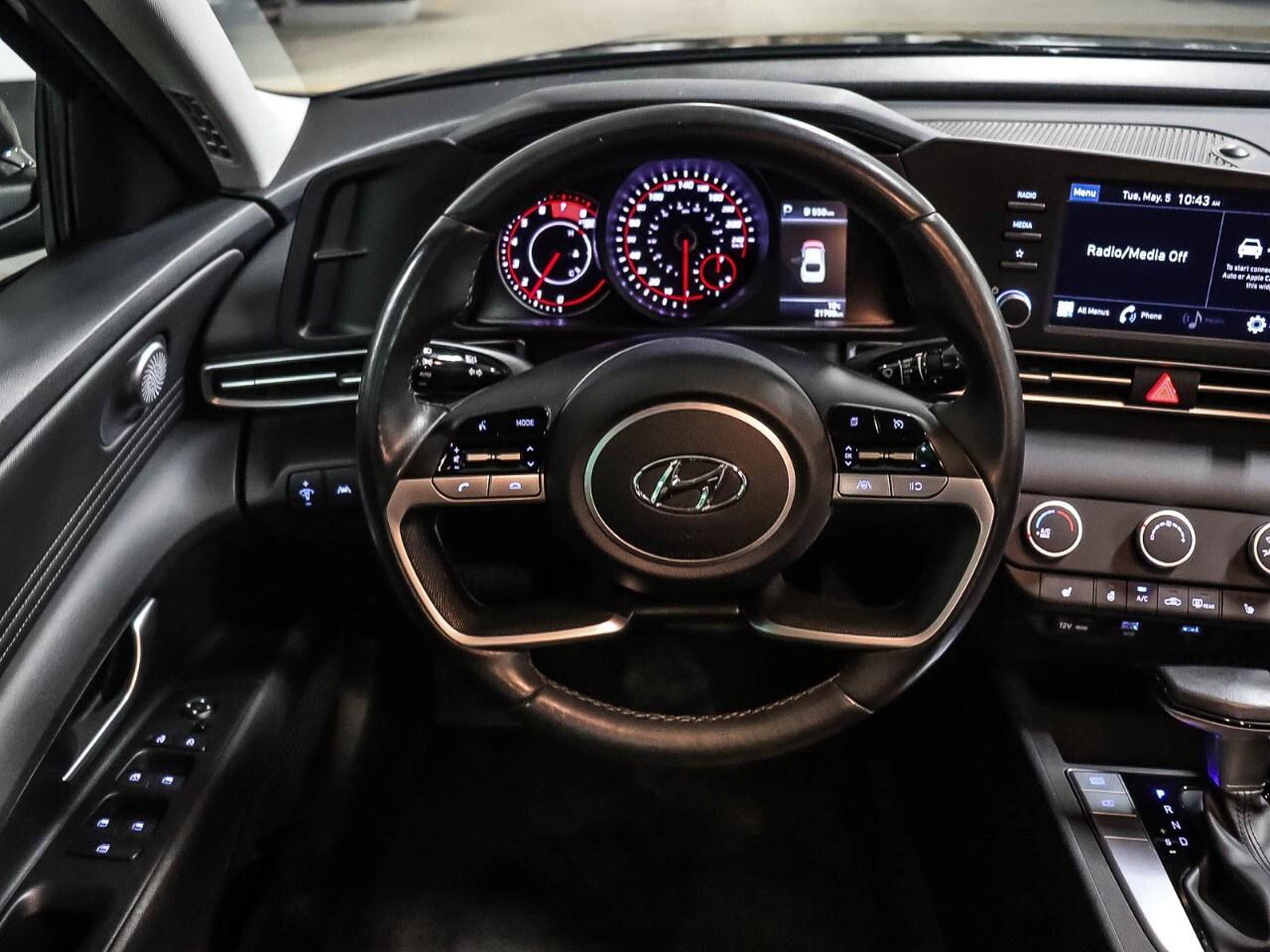 2023 Hyundai Elantra Preferred IVT Photo