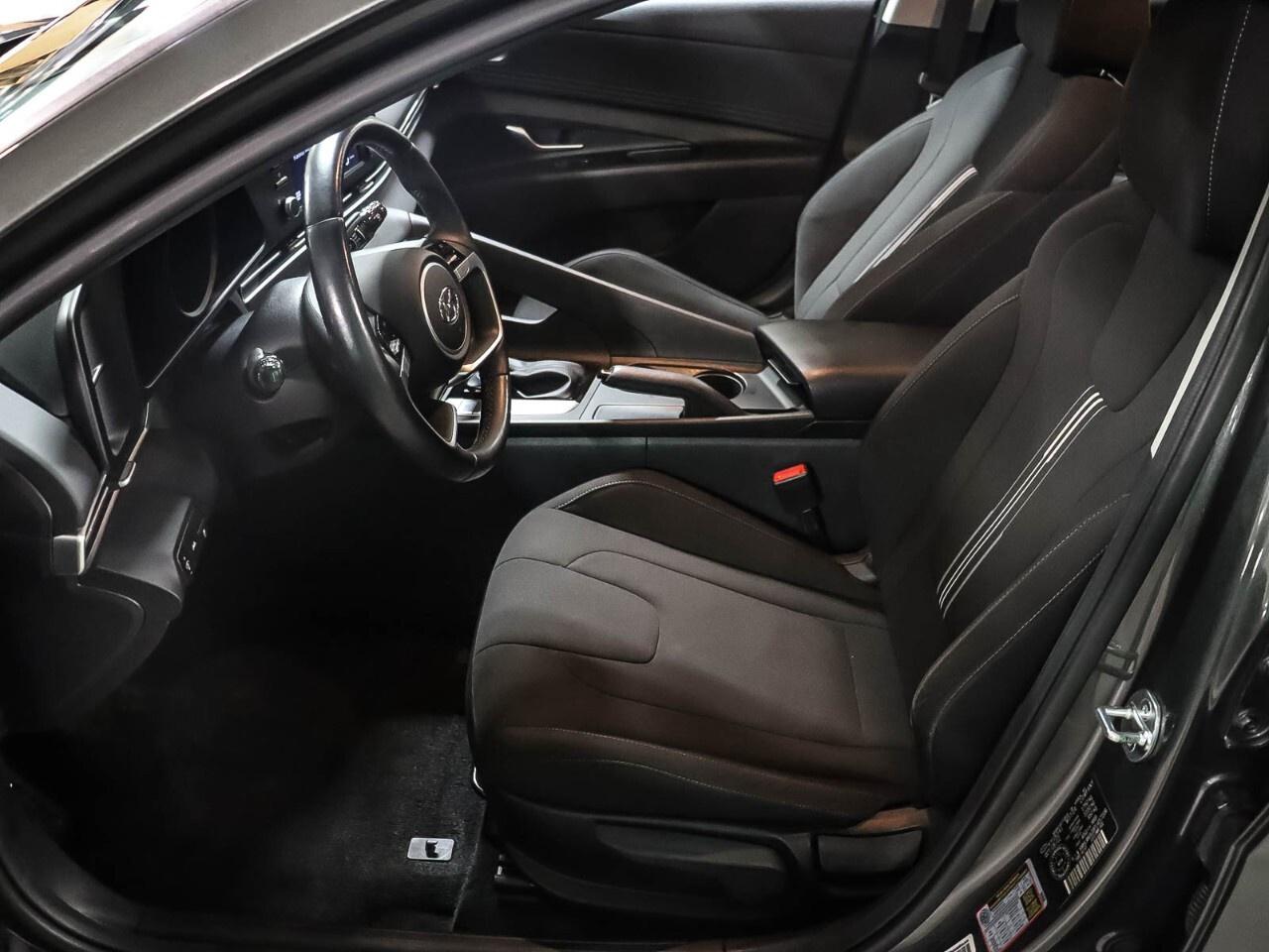 2023 Hyundai Elantra Preferred IVT Photo