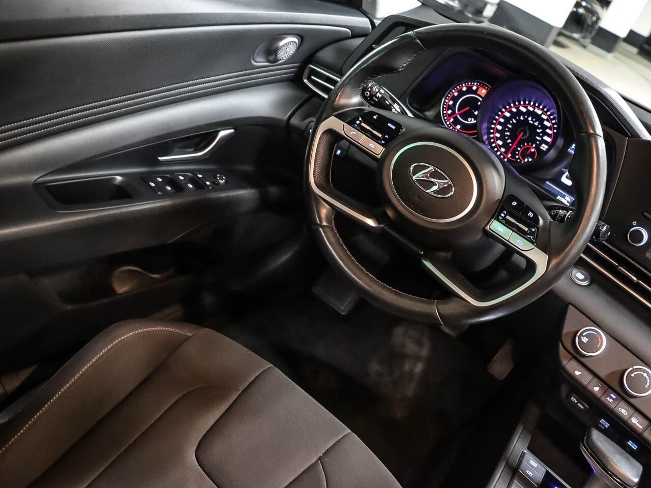 2023 Hyundai Elantra Preferred IVT Photo