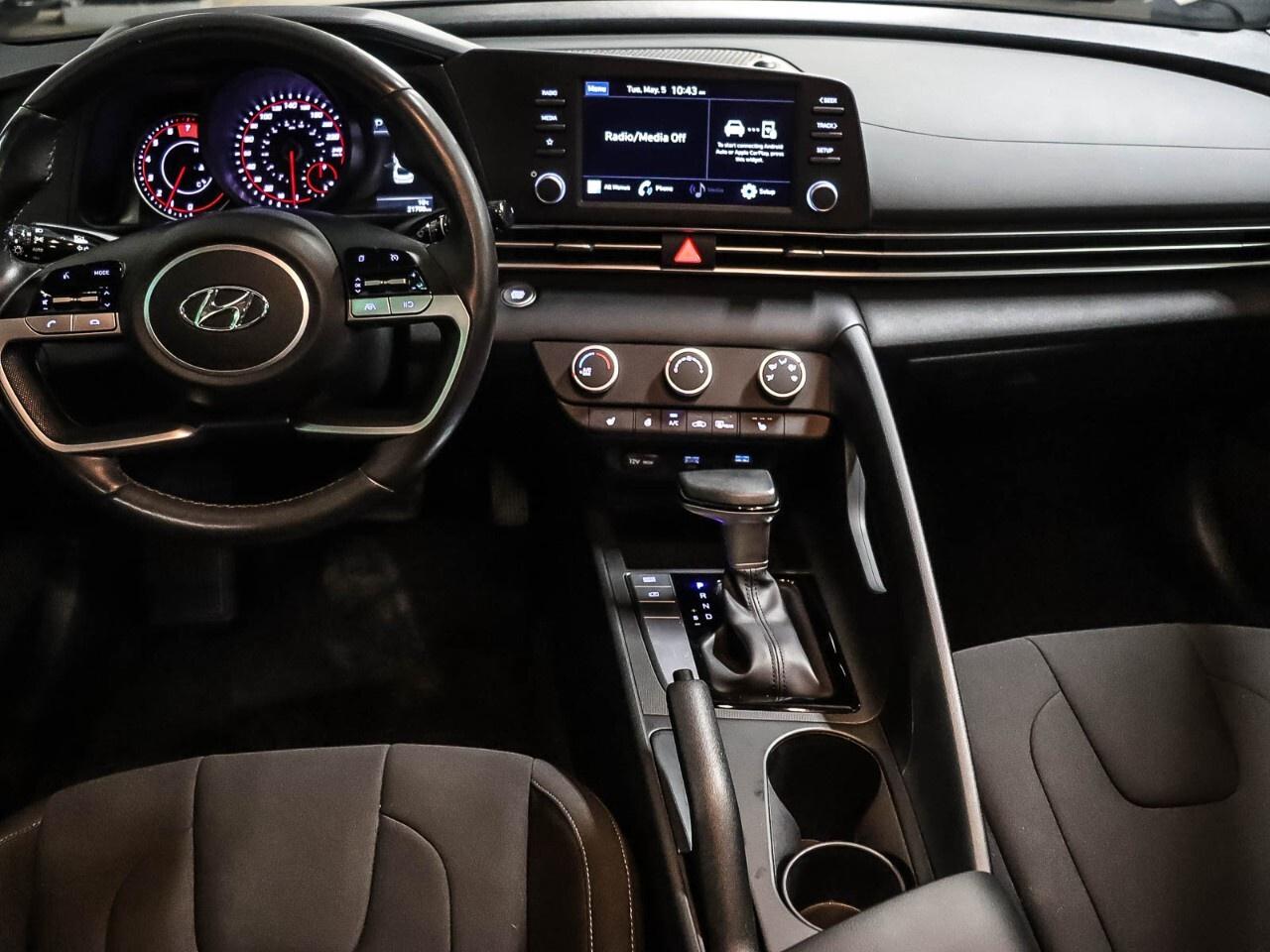 2023 Hyundai Elantra Preferred IVT Photo