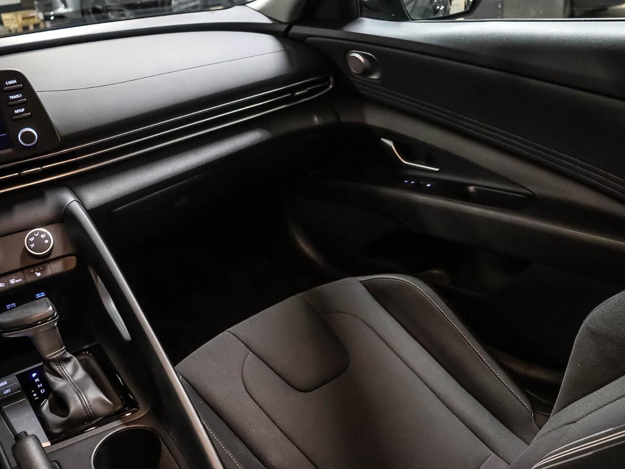 2023 Hyundai Elantra Preferred IVT Photo