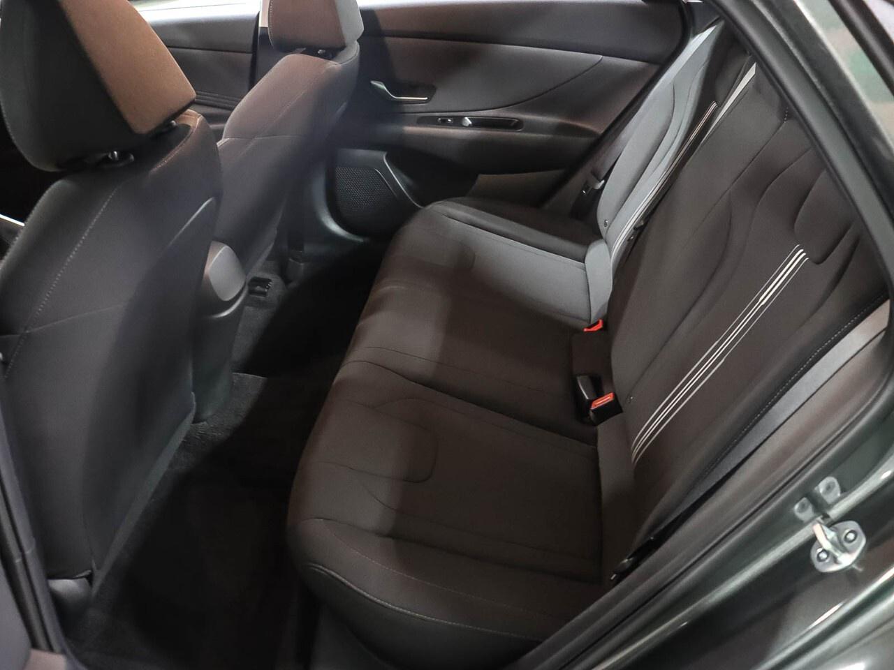 2023 Hyundai Elantra Preferred IVT Photo