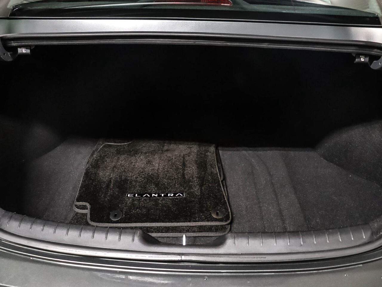 2023 Hyundai Elantra Preferred IVT Photo