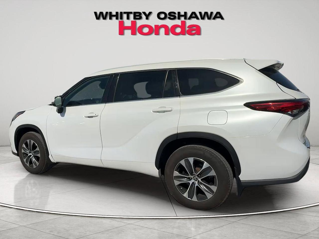 2022 Toyota Highlander XLE AWD Photo3