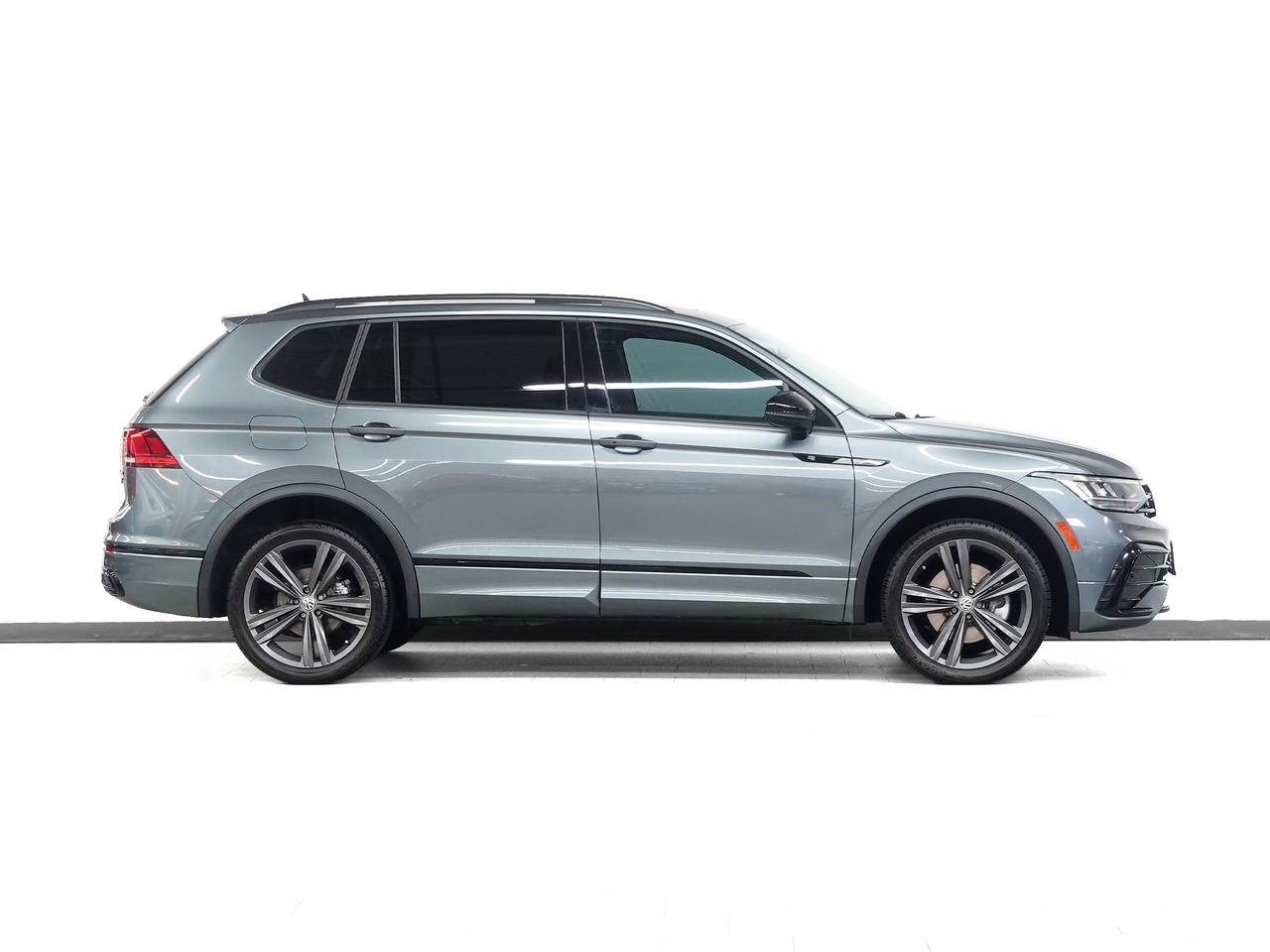 2024 Volkswagen Tiguan COMFORTLINE R-LINE AWD | BLK Edition | Pano roof Photo3