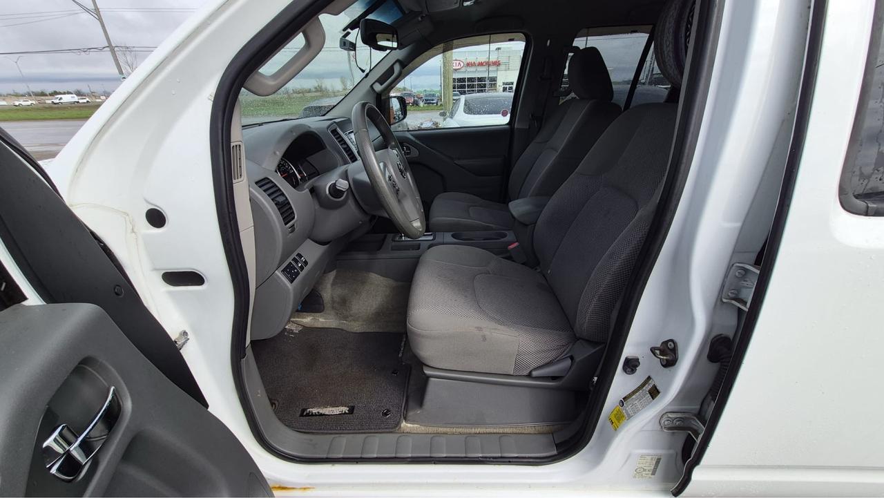 2016 Nissan Frontier SV, 4X4, V6, CREW CAB, TONNEAU COVER, CERTIFIED Photo
