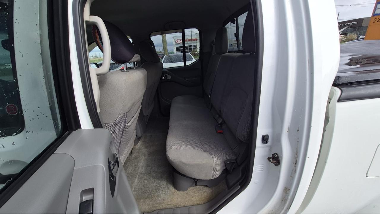 2016 Nissan Frontier SV, 4X4, V6, CREW CAB, TONNEAU COVER, CERTIFIED Photo