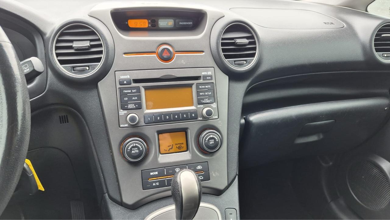 2010 Kia Rondo EX, 7 PASSENGER, V6, LEATHER, 195KMS, AS-IS Photo
