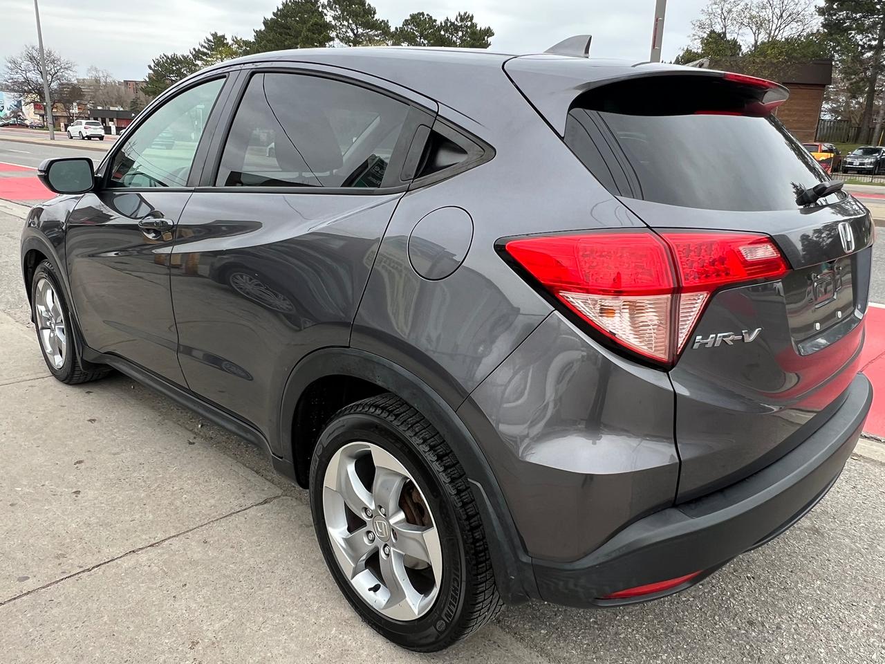 2017 Honda HR-V LANEWATCH ASSIST-BACK CAM-SUNROOF, HEAT.SEATS Photo4
