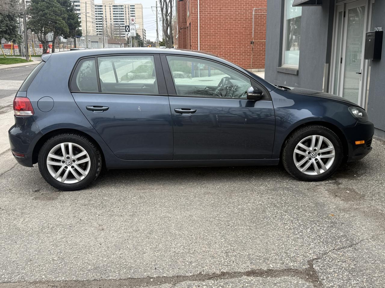 2013 Volkswagen Golf TRENDLINE Photo