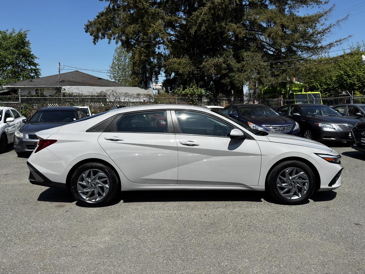 2025 Hyundai Elantra FINANCING AVAILABLE Photo4