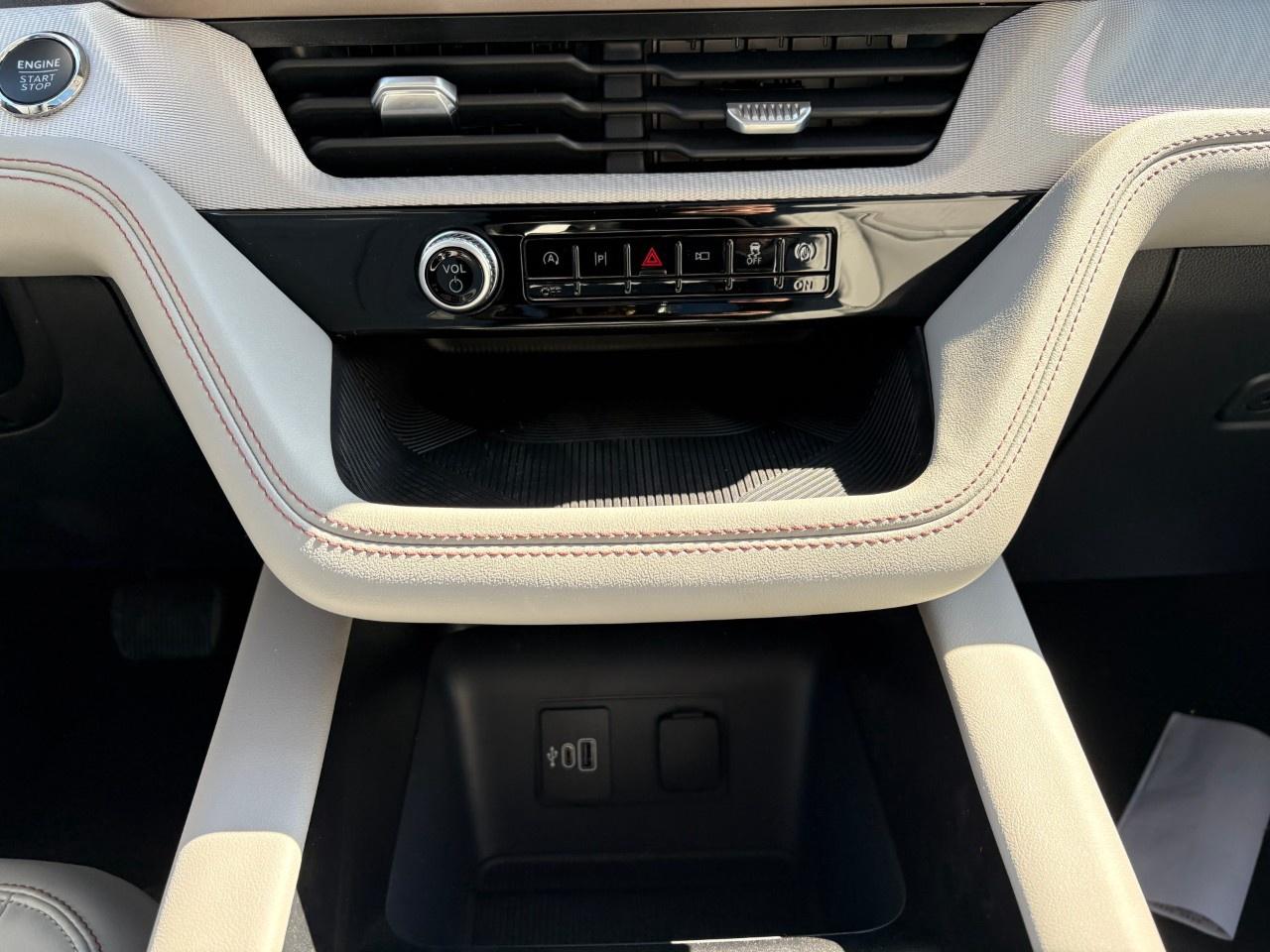 2026 Ford Explorer Active w/200A Pkg 4WD Photo