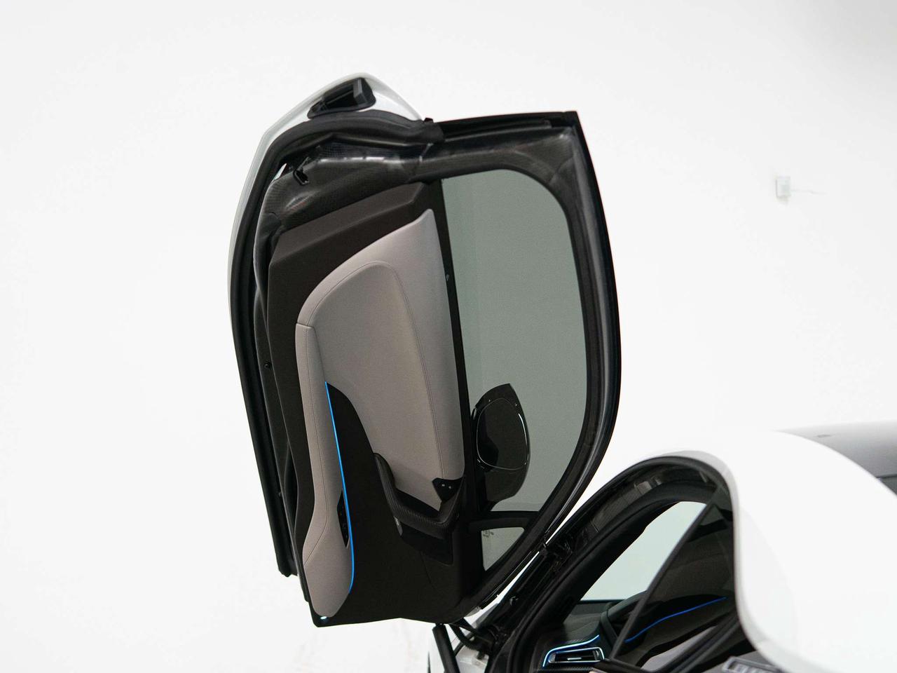 2019 BMW i8 PREMIUM PKG | CARBON TRIM | HUD | 20 IN Photo
