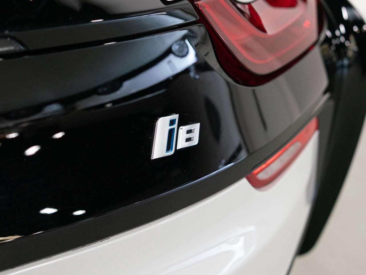 2019 BMW i8 PREMIUM PKG | CARBON TRIM | HUD | 20 IN Photo