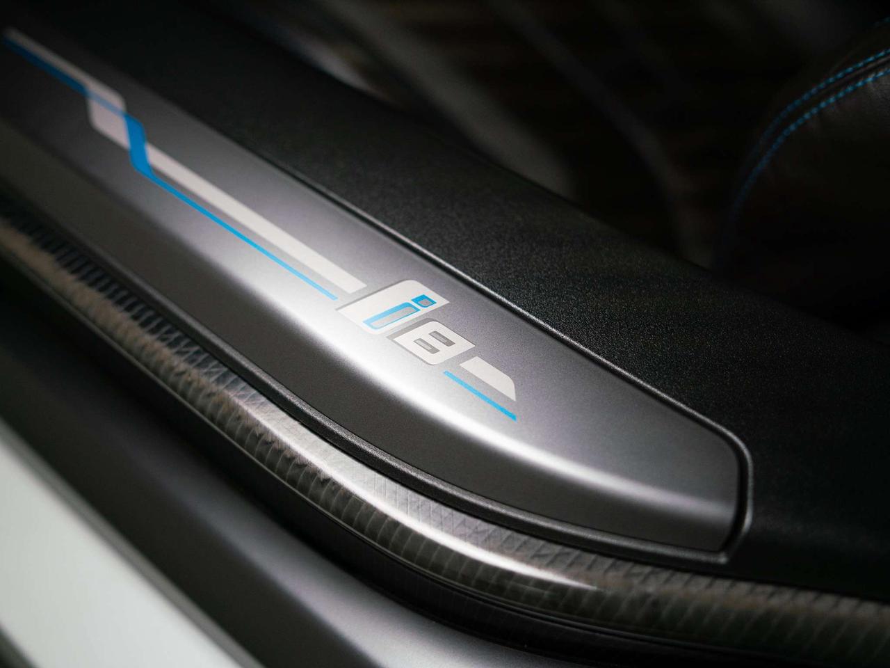 2019 BMW i8 PREMIUM PKG | CARBON TRIM | HUD | 20 IN Photo