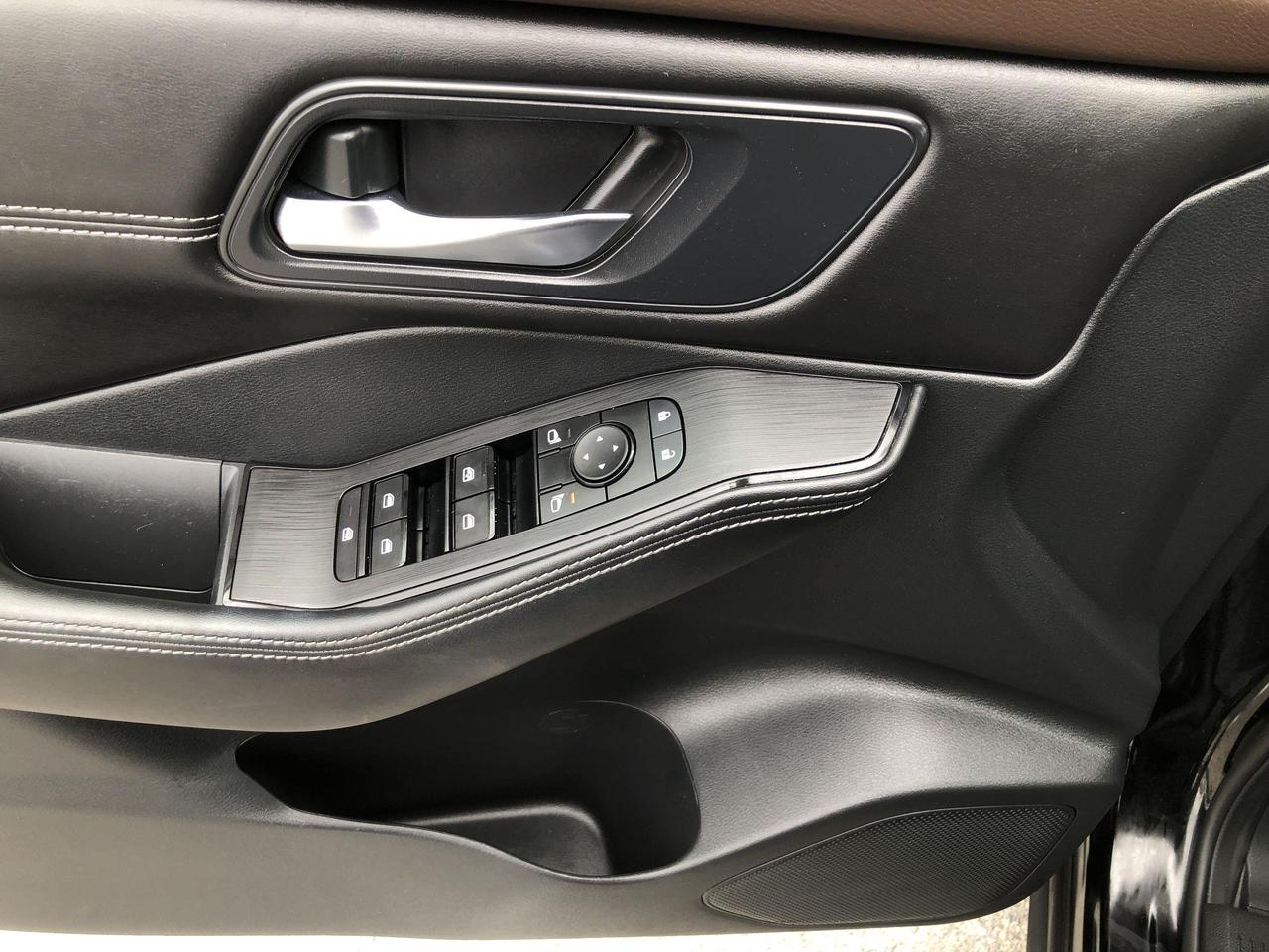2022 Nissan Rogue SV PREMIUM PKG, PANO. ROOF, POWER GATE, LEATHERETT Photo