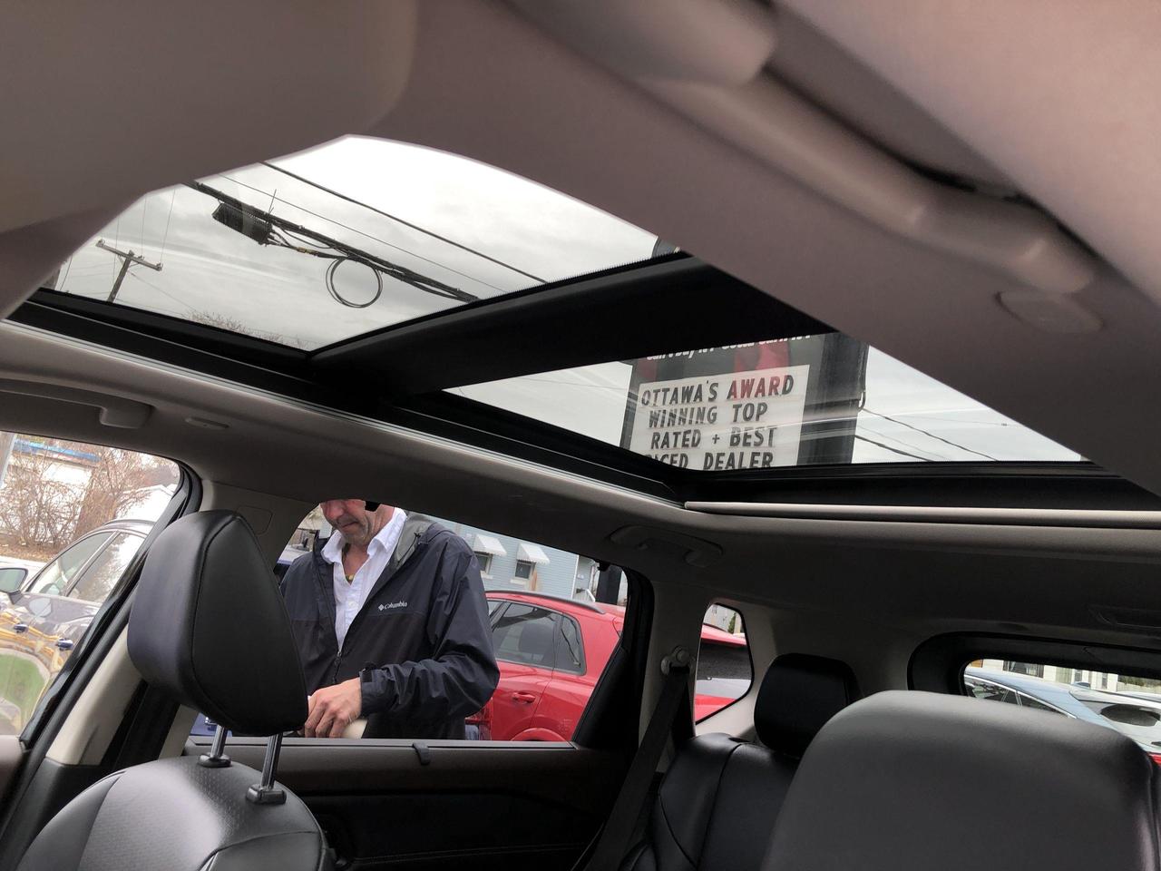 2022 Nissan Rogue SV PREMIUM PKG, PANO. ROOF, POWER GATE, LEATHERETT Photo