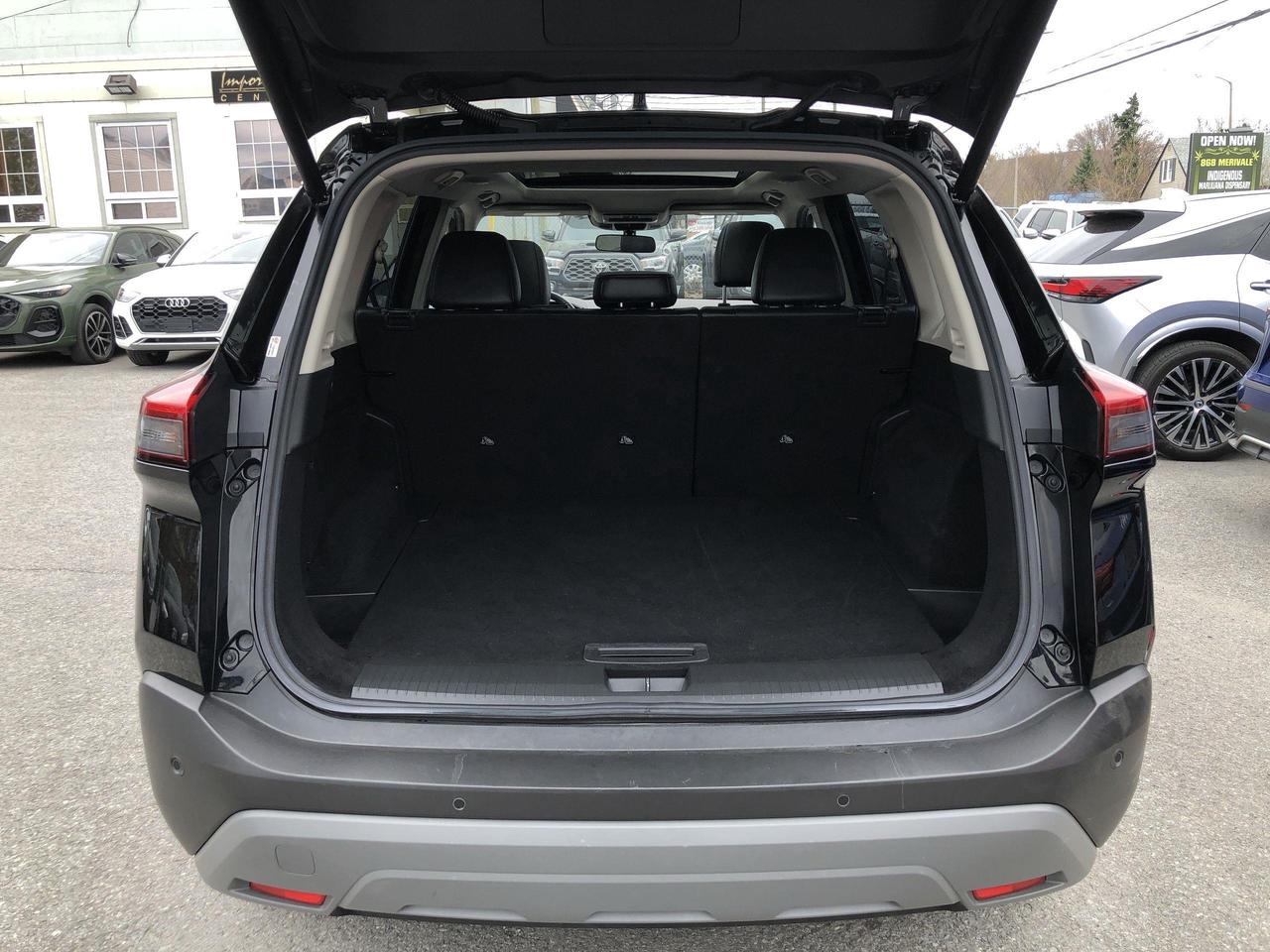 2022 Nissan Rogue SV PREMIUM PKG, PANO. ROOF, POWER GATE, LEATHERETT Photo
