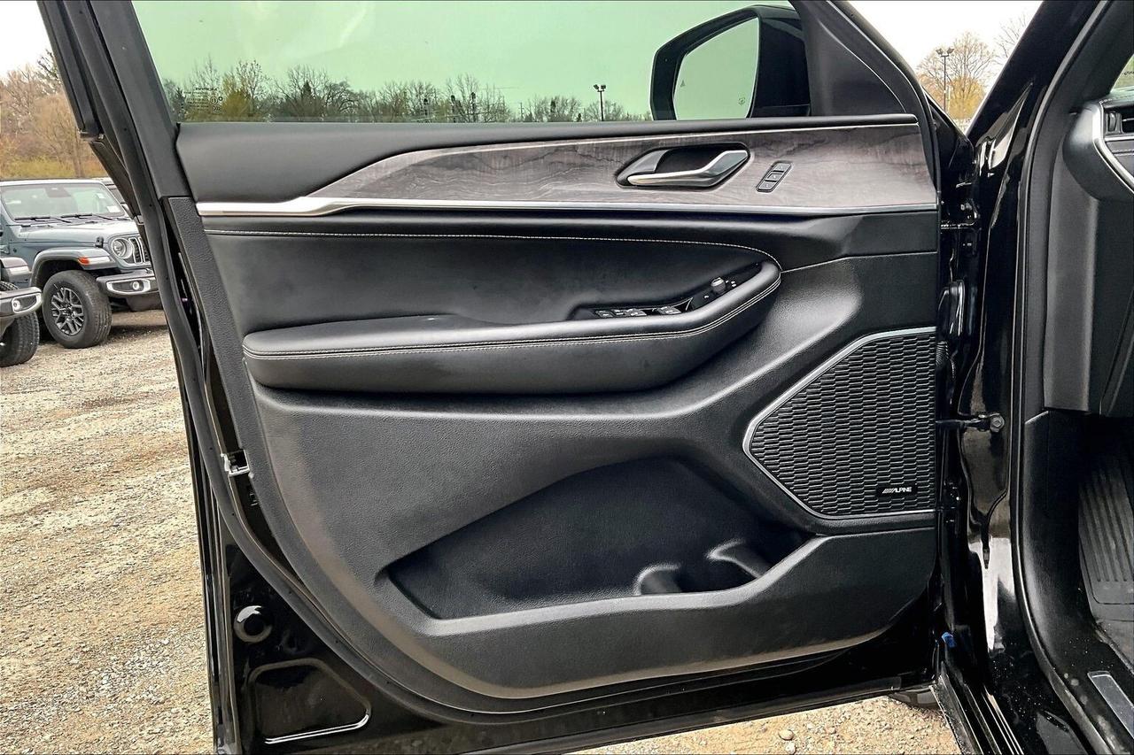 2024 Jeep Grand Cherokee L Overland HEMI V8 | 6Seat | Vented Leather Panoroof Photo
