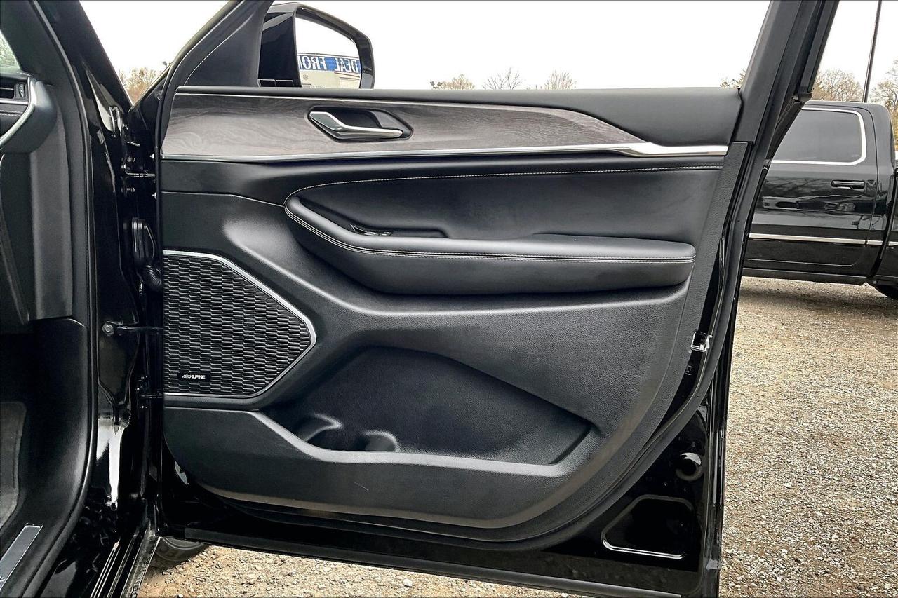 2024 Jeep Grand Cherokee L Overland HEMI V8 | 6Seat | Vented Leather Panoroof Photo