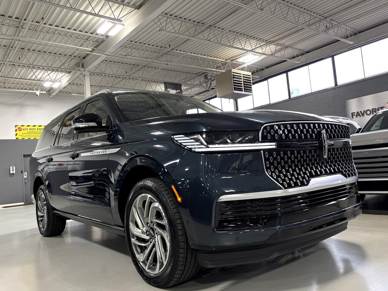 2025 Lincoln Navigator L Reserve| NO LUX TAX |4X4|LOADED|REVELULTIMASOUND Photo