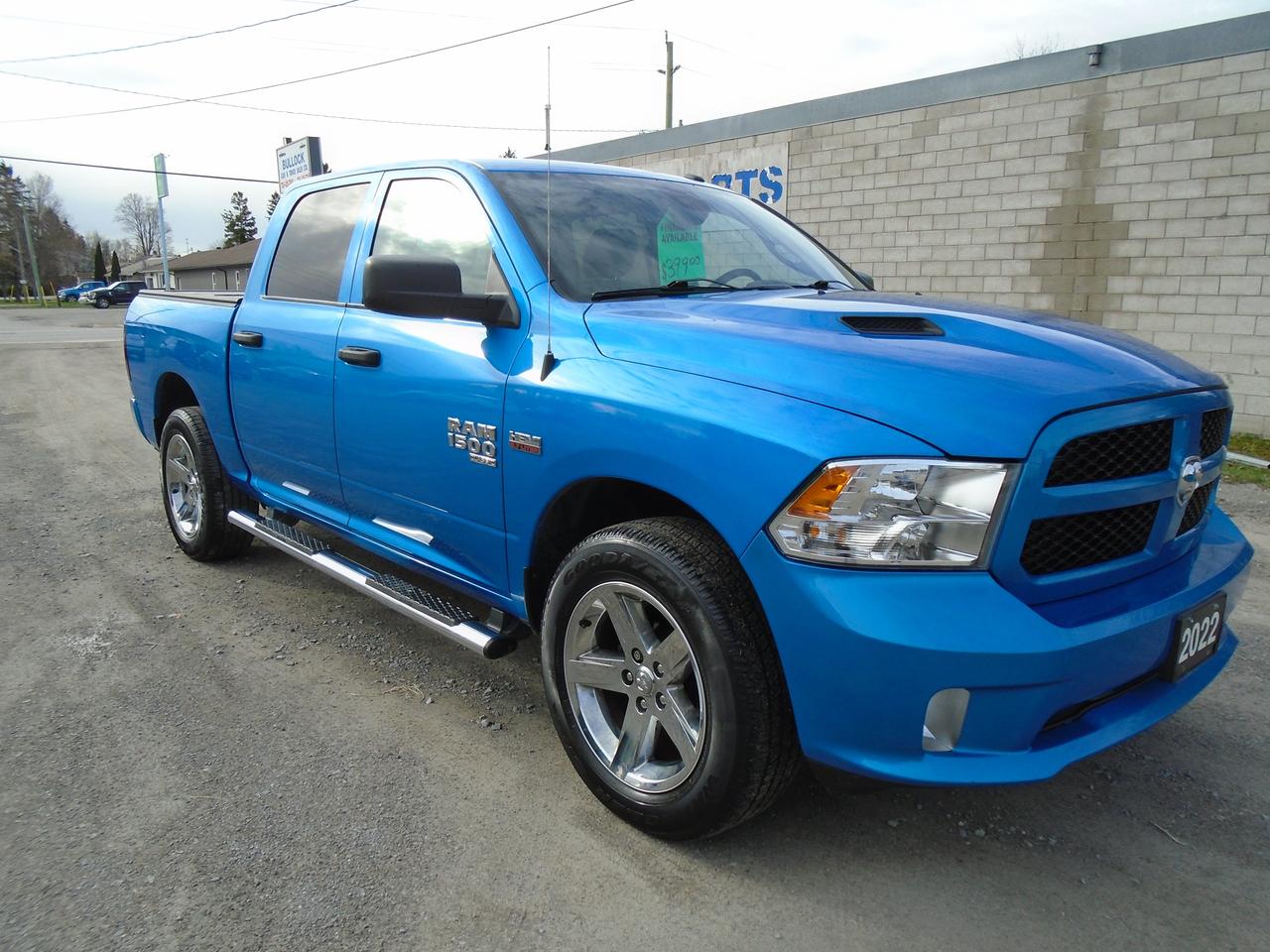 2022 RAM 1500 Classic HEMI CREW CAB 4X4  / REMOTE START / HEATED SEATS Photo2