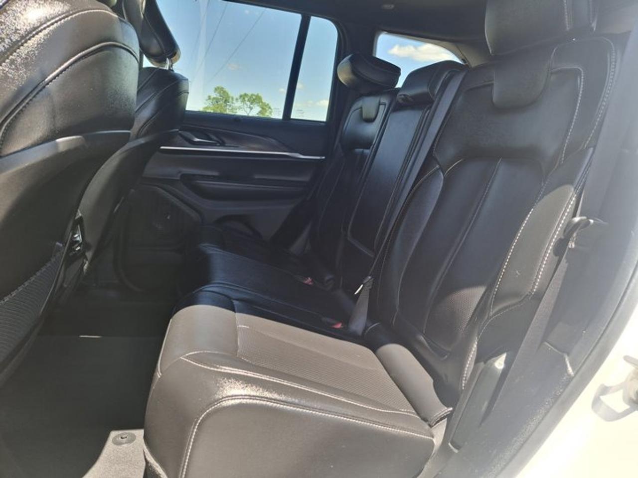 2024 Jeep Grand Cherokee Limited | Leather | Panoramic Sunroof | Heated + Cooled Seats | Remote Start | and More ! Photo