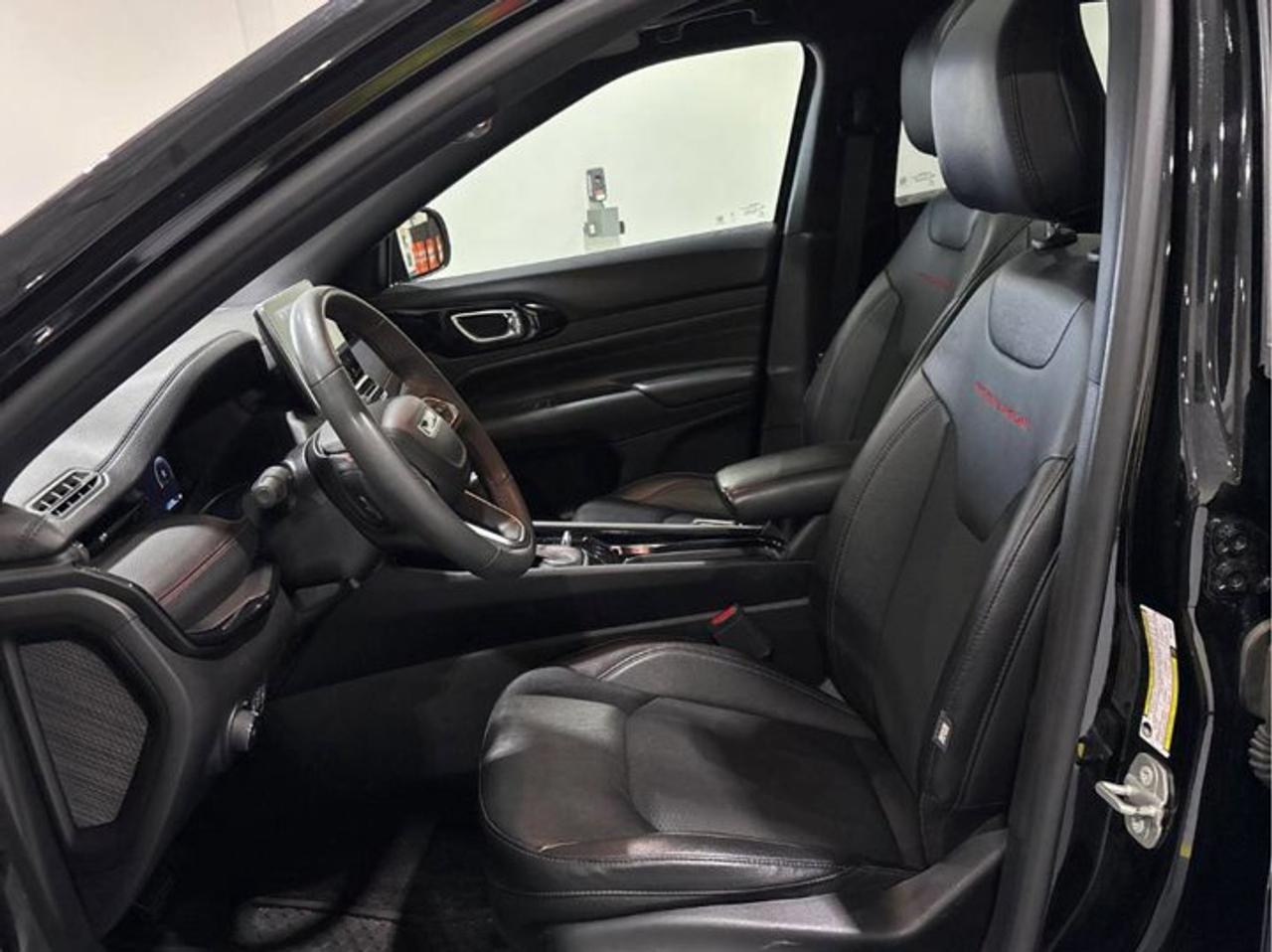 2024 Jeep Compass Trailhawk 4X4 | Sunroof | Leather | Nav | Remote Start | Heated Wheel + Seats | and More ! Photo2