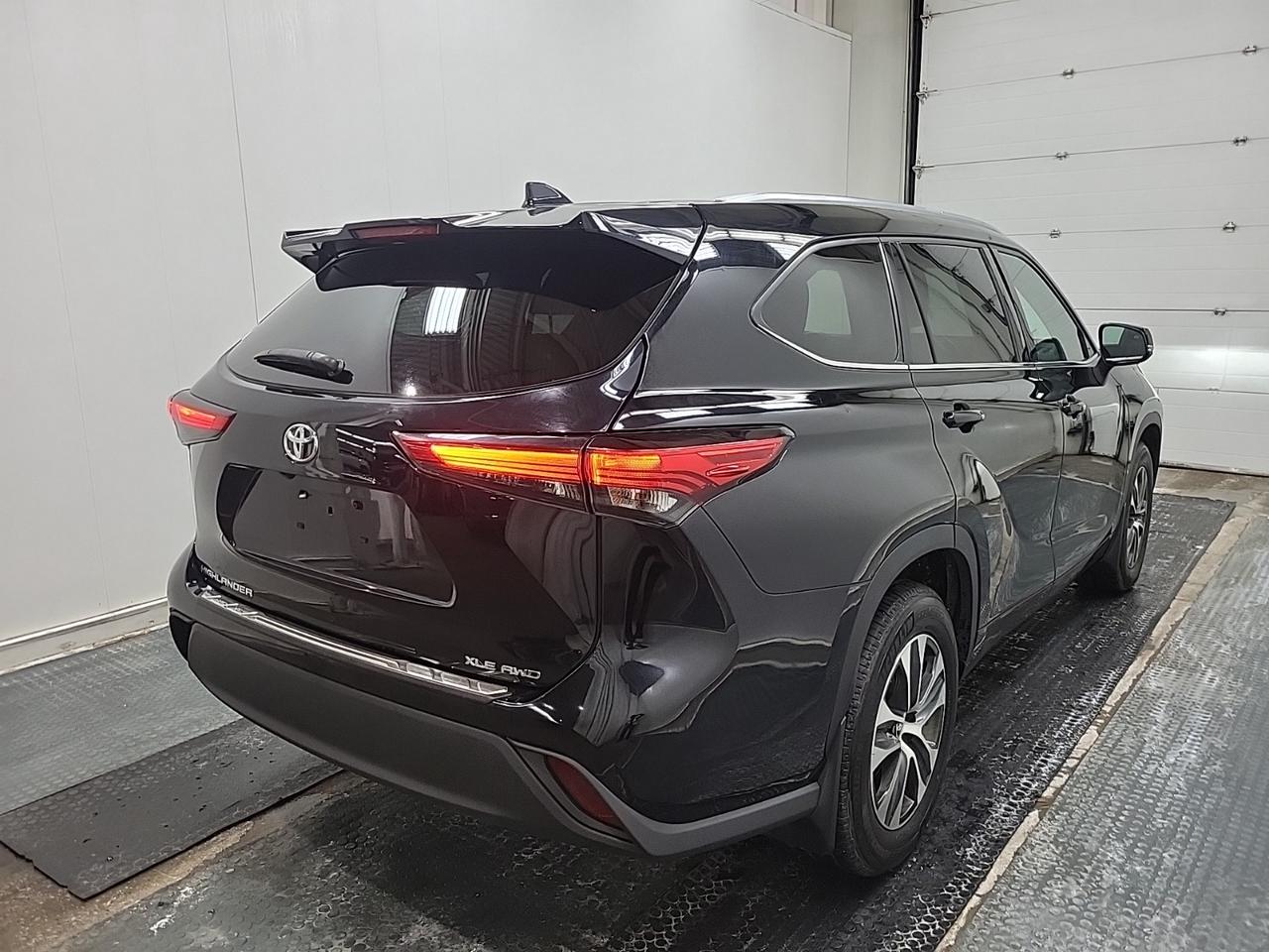 2020 Toyota Highlander XLE AWD | NO ACCIDENTS | TOYOTA SERVICED Photo