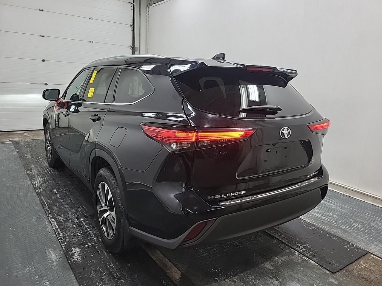 2020 Toyota Highlander XLE AWD | NO ACCIDENTS | TOYOTA SERVICED Photo