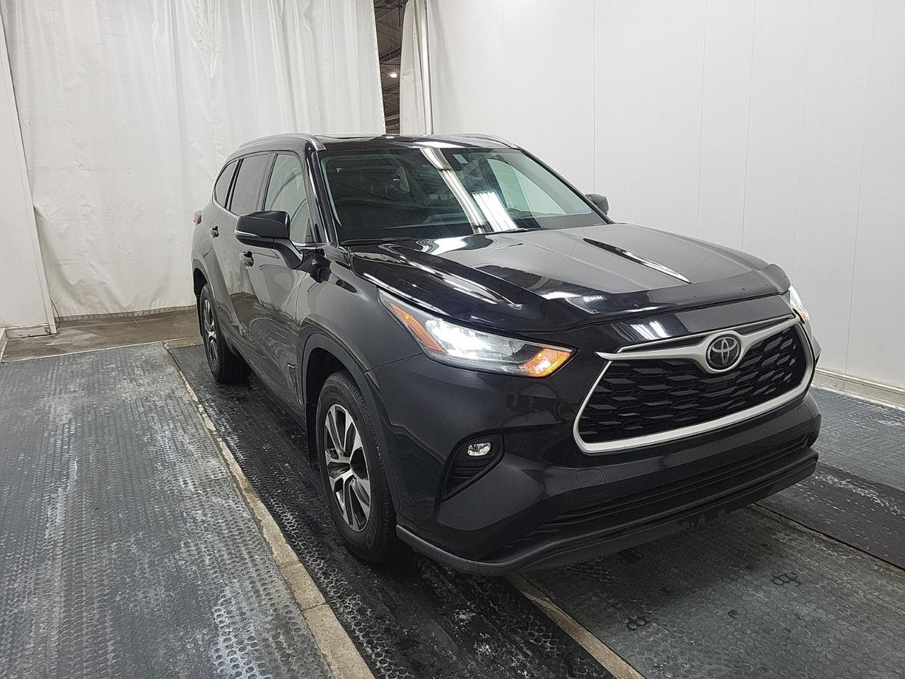 2020 Toyota Highlander XLE AWD | NO ACCIDENTS | TOYOTA SERVICED Photo