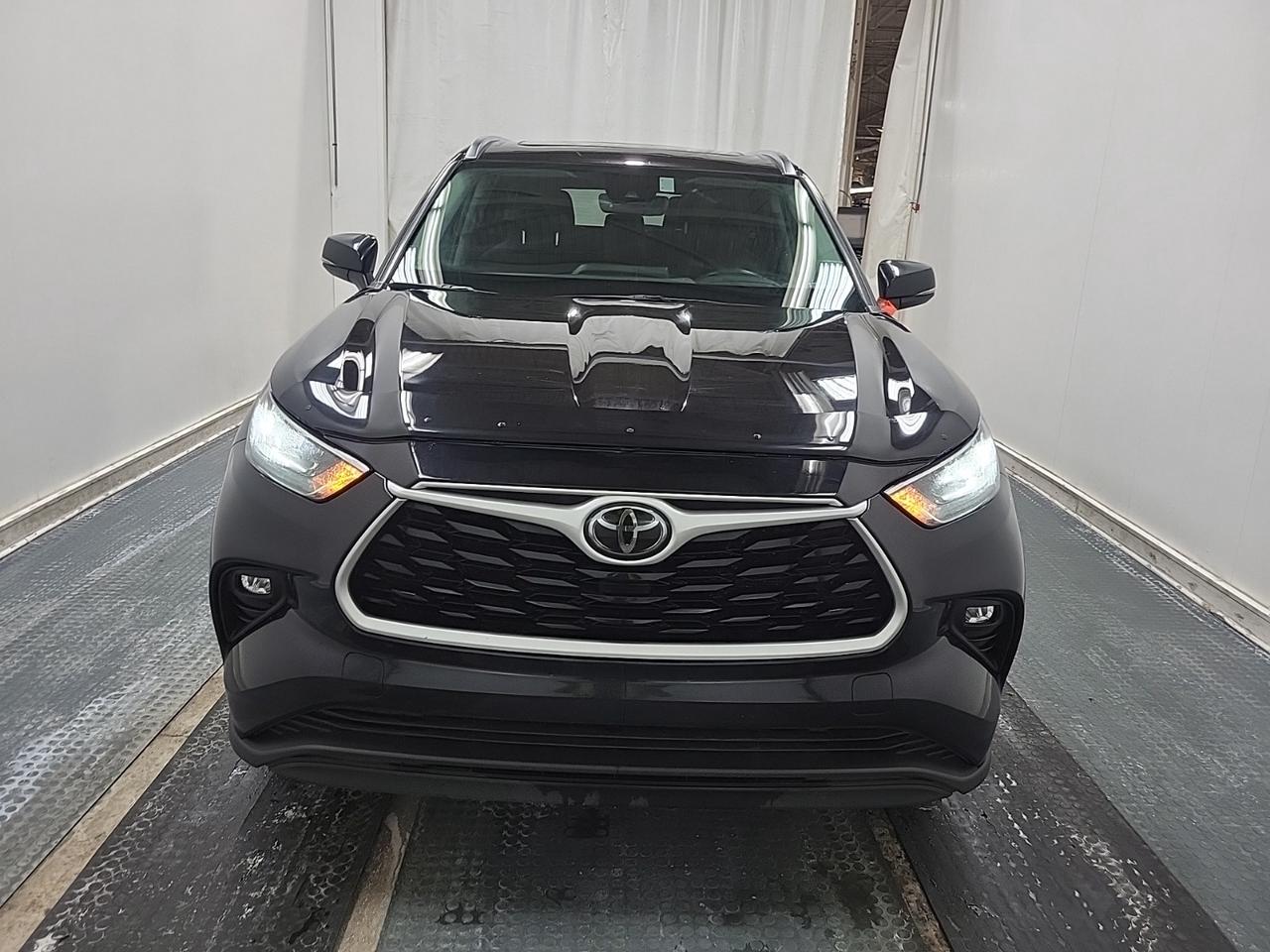 2020 Toyota Highlander XLE AWD | NO ACCIDENTS | TOYOTA SERVICED Photo