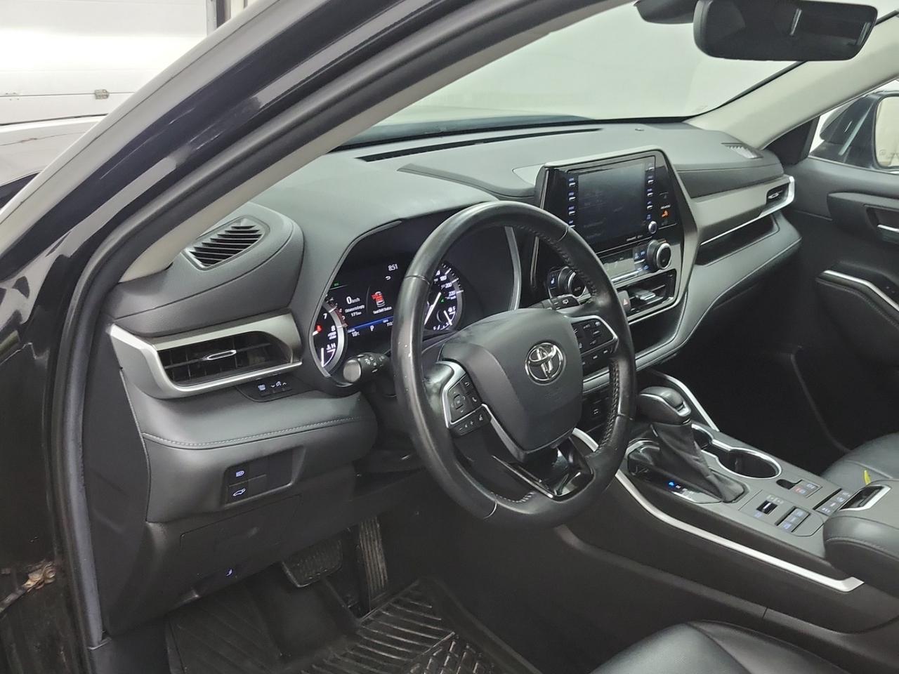 2020 Toyota Highlander XLE AWD | NO ACCIDENTS | TOYOTA SERVICED Photo