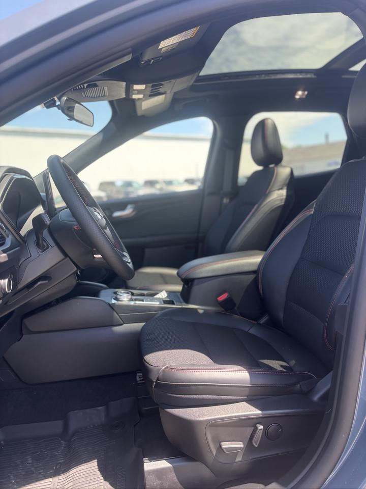 2026 Ford Escape ST-Line AWD Photo4