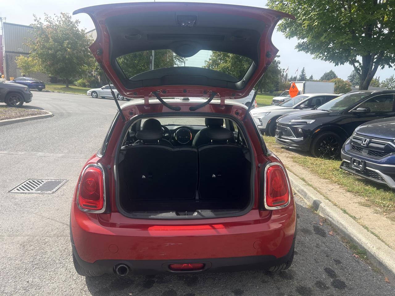 2015 MINI Cooper AUTO, ONLY 82K!! SUNROOF, LEATHER, HEATED SEATS! Photo
