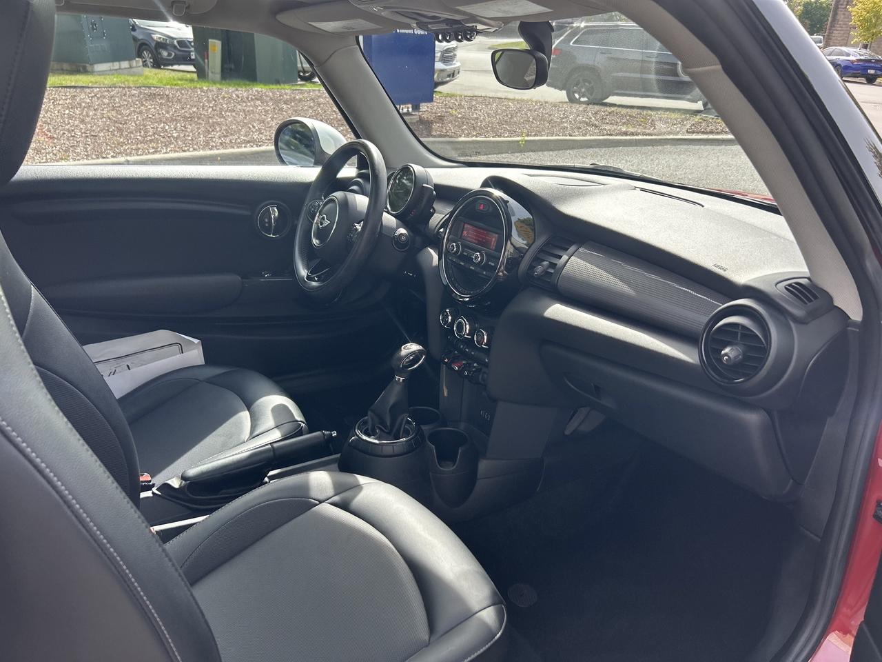 2015 MINI Cooper AUTO, ONLY 82K!! SUNROOF, LEATHER, HEATED SEATS! Photo
