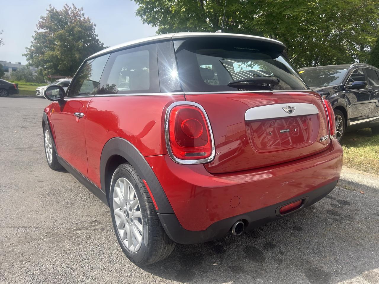 2015 MINI Cooper AUTO, ONLY 82K!! SUNROOF, LEATHER, HEATED SEATS! Photo