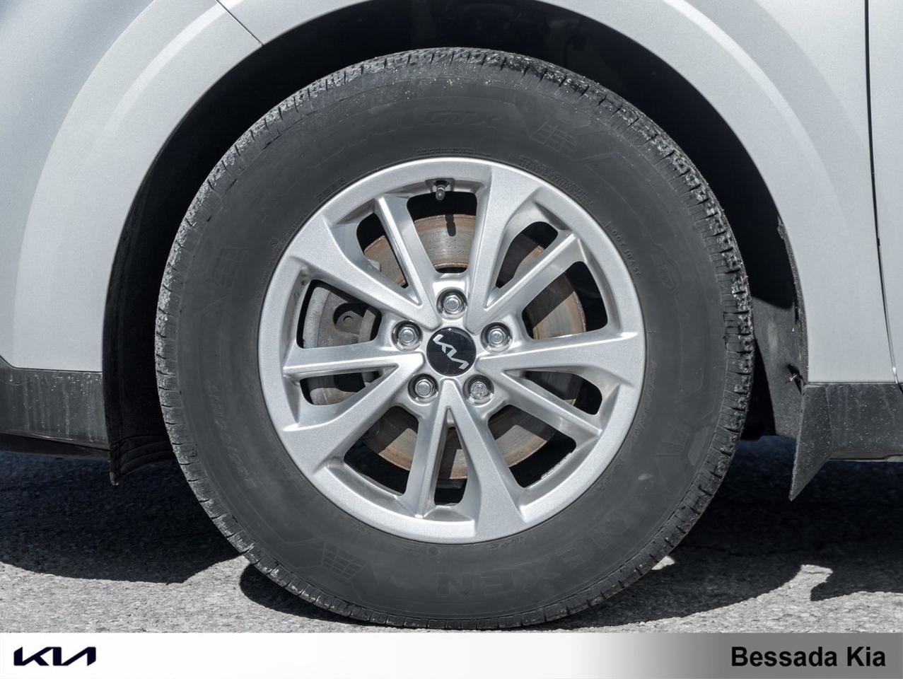 2023 Kia Carnival LX Photo3