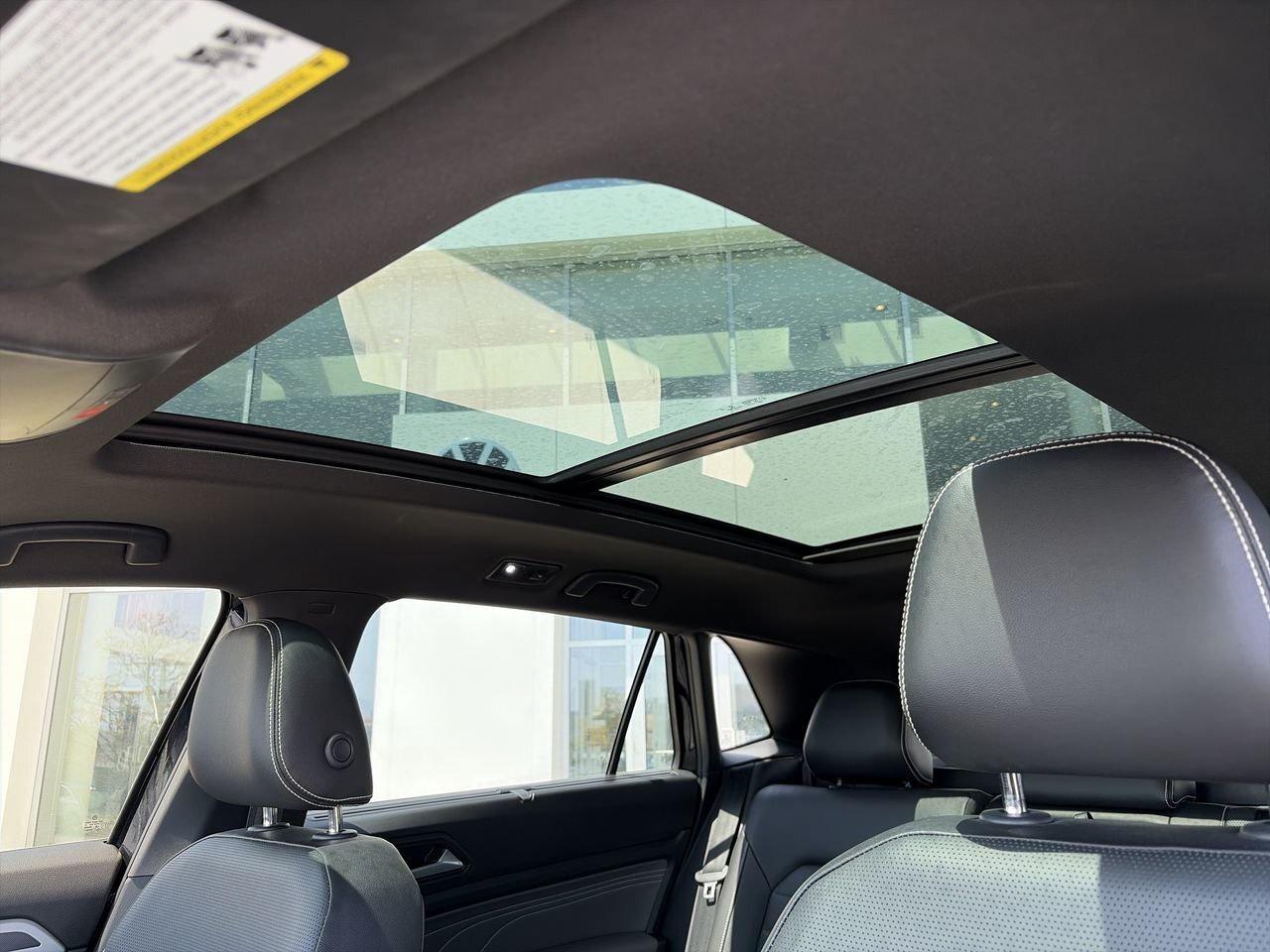 2023 Volkswagen Atlas Cross Sport Execline 3.6L 8sp at w/Tip 4MOTION Leather  Alloy Photo
