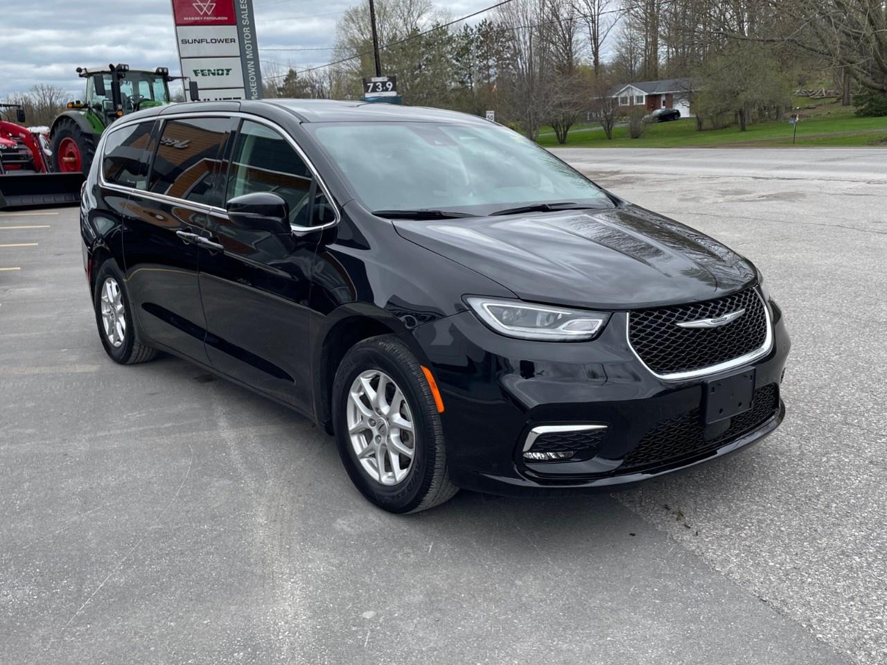 2024 Chrysler Pacifica TOURING-L FWD Photo