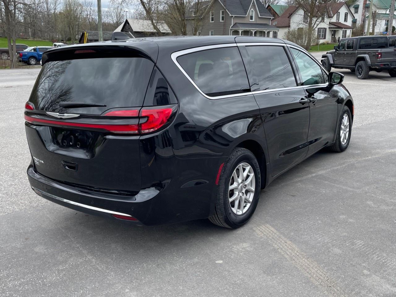 2024 Chrysler Pacifica TOURING-L FWD Photo3
