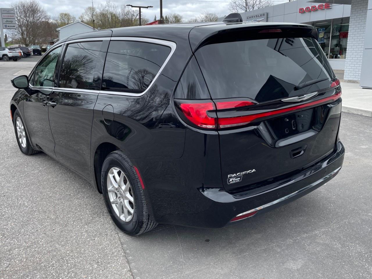 2024 Chrysler Pacifica TOURING-L FWD Photo
