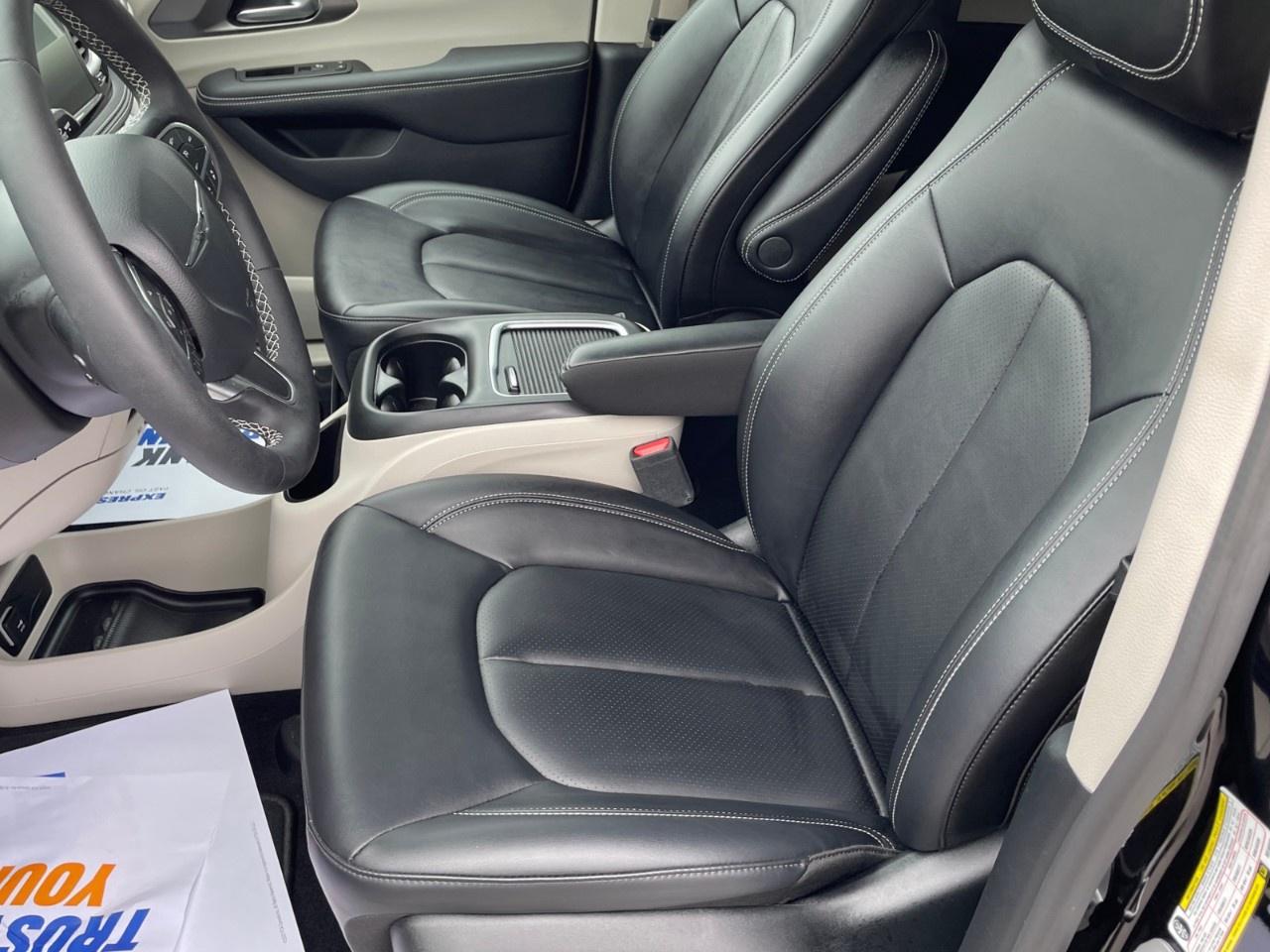 2024 Chrysler Pacifica TOURING-L FWD Photo