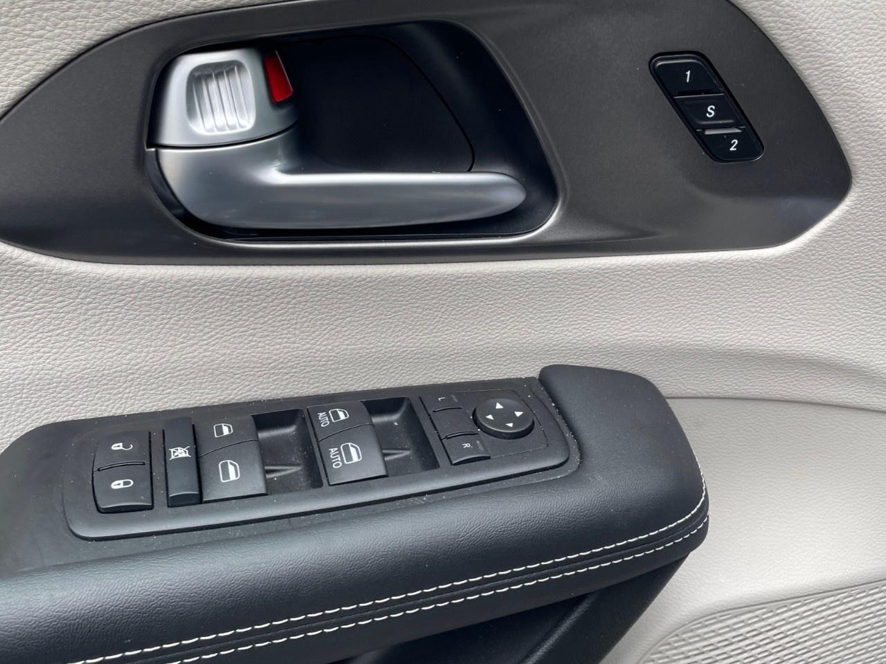 2024 Chrysler Pacifica TOURING-L FWD Photo