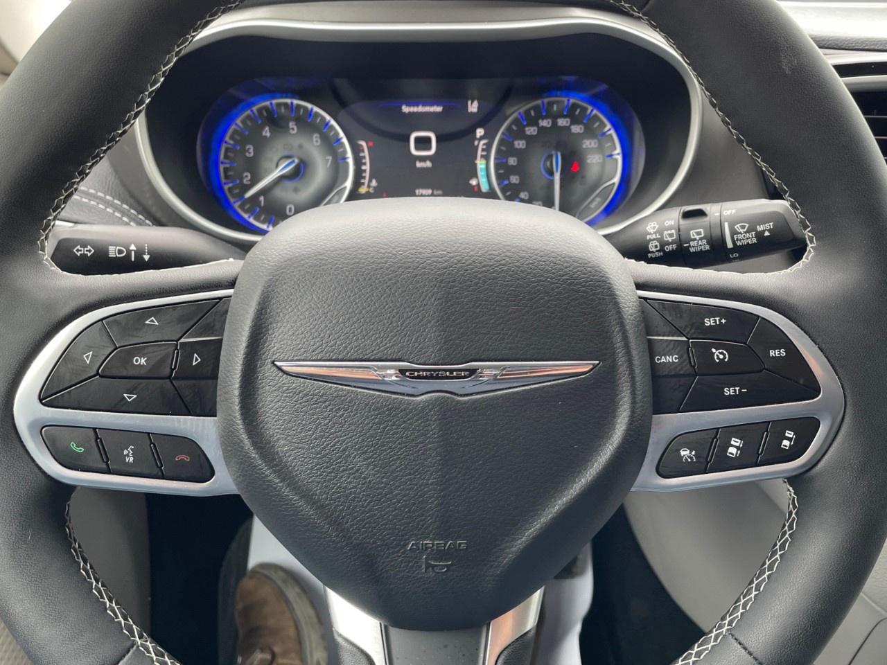 2024 Chrysler Pacifica TOURING-L FWD Photo